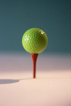 Bola de golf verde en equilibrio