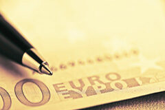 La cláusula de comisión por amortización anticipada: sin eficacia a partir del sexto año Un bolígrafo encima de un billete