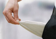 Deudas de las personas físicas y fresh start ¿segunda oportunidad? Una mano sacando un bolsillo vacío del pantalón