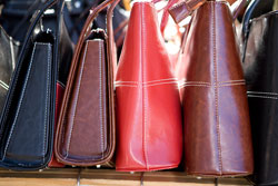 Bolsos en un puesto de un mercadillo Bolsos en un puesto de un mercadillo