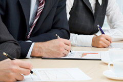 Tenemos un problema de sobrepeso burocrático Personas firmando documentos