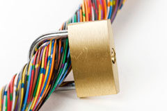 Privacidad en recesión Cables de colores cogidos con un candado.