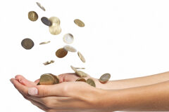 Nuevos beneficios fiscales en el Impuesto sobre la Renta Caen monedas sobre unas mano