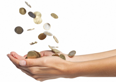 Caen monedas sobre unas mano Caen monedas sobre unas mano