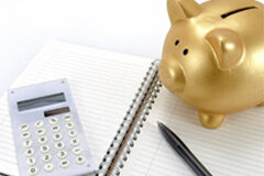 La reforma fiscal y el IVA, una de cal y otra de arena Cuaderno, calculadora y cerdito hucha dorado