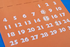 ¿Es posible exigir que el trabajador esté dado de alta en la empresa a 31 de diciembre para cobrar la retribución variable cada año? Una hoja de calendario de color naranja y están marcados dos días con círculo