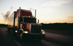 ¿La normativa europea permite a un profesional del transporte realizar el descanso semanal normal en el propio vehículo? camión en carretera