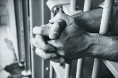 CASO PALLEROLS: Cumplir las condenas, clave para evitar la corrupción Una celda y unas manos apoyadas