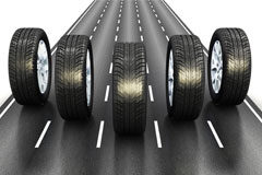 La nueva Ley Estatal de Carreteras y sus novedades Sobre una carretera están cinco neumáticos