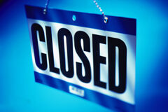 Él pega y …¿yo pago? El cartel de 'closed'
