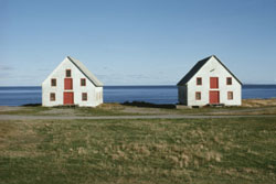 Dos casas al lado del mar.