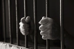 ¿Qué hacemos con nuestros mayores delicuentes? Unas manos agarrando los barrotes de una celda