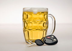 Una jarra de cerveza y unas llaves de coche.