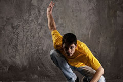 Nuevo Contrato de Formación y el Aprendizaje Un chico joven agachado.