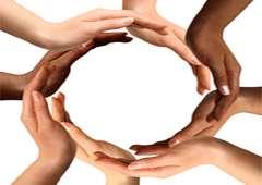 Un círculo formado por manos de distintas personas