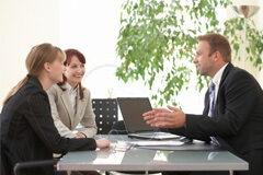 ¿Qué espera el cliente del abogado? Un comercial con dos clientes sentados en una mesa