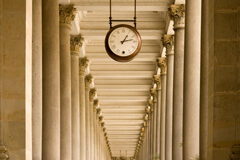 Retos y amenazas de la abogacía: un viaje en el tiempo Columnas a los dos lados y en medio colgado un reloj