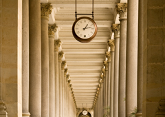Columnas a los dos lados y en medio colgado un reloj