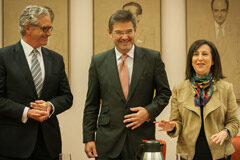 Justicia informa en el Congreso de los indultos concedidos el último año y medio El ministro de Justicia, Rafael Catalá, con la presidenta y el vicepresidente de la Comisión de Justicia del Congreso de los Diputados