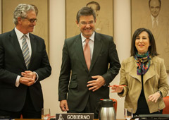 El ministro de Justicia, Rafael Catalá, con la presidenta y el vicepresidente de la Comisión de Justicia del Congreso de los Diputados