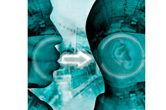 La importancia de cuidar la comunicación interna en procesos de fusión en el sector legal Una persona hablando al oído a otra