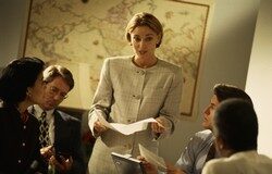 ¿Qué es una baja temeraria en el ámbito de la Contratación Pública? Una mujer buscando candidatos para el puesto de trabajo.