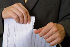 Derecho de desistimiento de los consumidores en contratos celebrados fuera de los establecimientos comerciales Una persona rompiendo un contrato