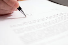 Contratos bancarios engañosos y caducidad de la reclamación Una mano firmando un contrato