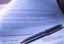 Diferencias entre el contrato de agencia y contrato de distribución Contrato y bolígrafo