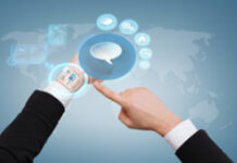 La Audiencia Nacional determina que todas las empresas deben tener implantado un sistema de registro de la jornada diaria de sus empleados Imagen de una persona con reloj y calendario en la muñeca y símbolos de internet