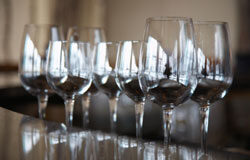 ¡Dejad que los clientes entren a mi restaurante! Copas de vino apiladas.