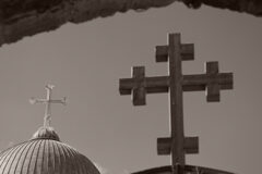 Adopción eclesiástica Una cruz ortodoxa en lo alto de una iglesia