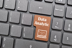 Data analytics: así pagarás impuestos en el futuro Teclado de ordenador con la palabra Data Analytic