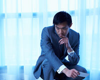 La oportunidad en la toma de decisiones Un ejecutivo equilibrando todas sus opciones.