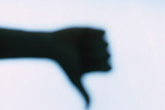 La gestión del riesgo reputacional es el resultado una trayectoria Una imagen difuminada de una mano apuntando con el dedo hacia abajo