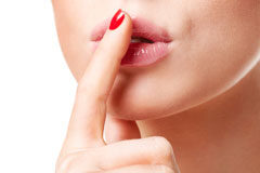 Los límites del derecho al honor en la actividad sindical Una chica haciendo silencio con el dedo