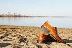 Un descanso reparador Un par de zapatos marrones sobre la arena.