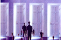 ¿Cómo será mi despacho en el futuro? Cuatro puertas blancas y personas que van hacia ellas.