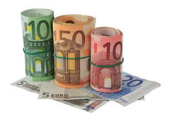 La indemnización por daño moral Billetes de euro enrollados.