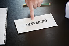 La importancia de saber escoger la causa de despido… Sobre una mesa un sobre que pone 'Despedido' y un dedo señalando al sobre