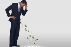 La sociedad disuelta y liquidada ostenta capacidad para ser parte ante la reclamación de deudas pendientes Un hombre trajerado mirando como cae el dinero a una agujero del suelo