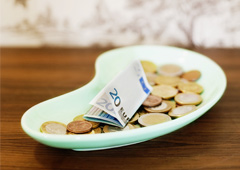 Dinero en una bandeja Dinero en una bandeja