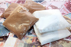 «Drogas al por menor, rebajas al por mayor» Billetes de euro y sobre ellos bolsas con droga
