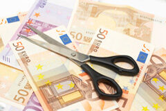 ¿Hasta cuándo tengo que pagar la pensión alimenticia? Unas tijeras encima de billetes de euro