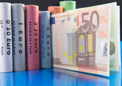 Paquetes de las distinas monedas de euro y un billete de 50 euros