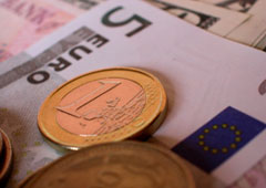 Un billete de 5 euros y monedas de 1 euro