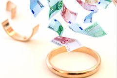 ¿Pensión compensatoria por si me despide mi marido? Anillos de matrimonio rotos y billetes de euro
