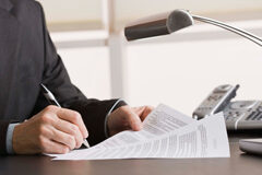 El efecto directo de las Directivas de «Cuarta Generación» Un hombre con documentos