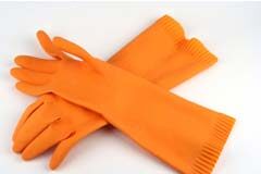 Empleada del hogar: ¿relación incuible en el núcleo de la convivencia familiar? Dos guantes naranjas