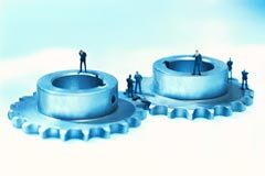 ¿Calidad en el trabajo o calidad en el servicio? (II) Figuras de personas sobre dos engranajes